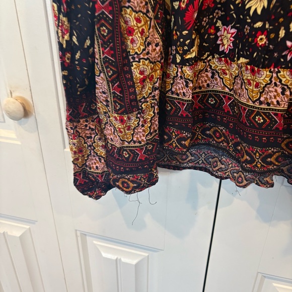 Easel Black Floral Top Size Large - Picture 6 of 8